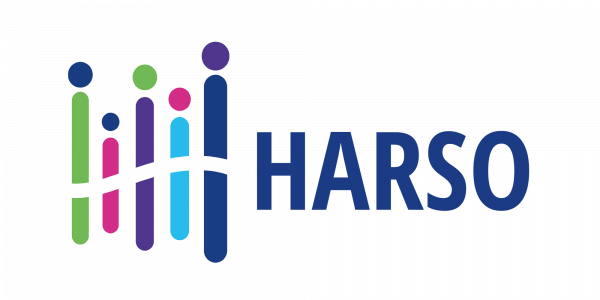 HARSOn vaakasuuntainen logo, jossa erivärisiä tikku-ukkoja.