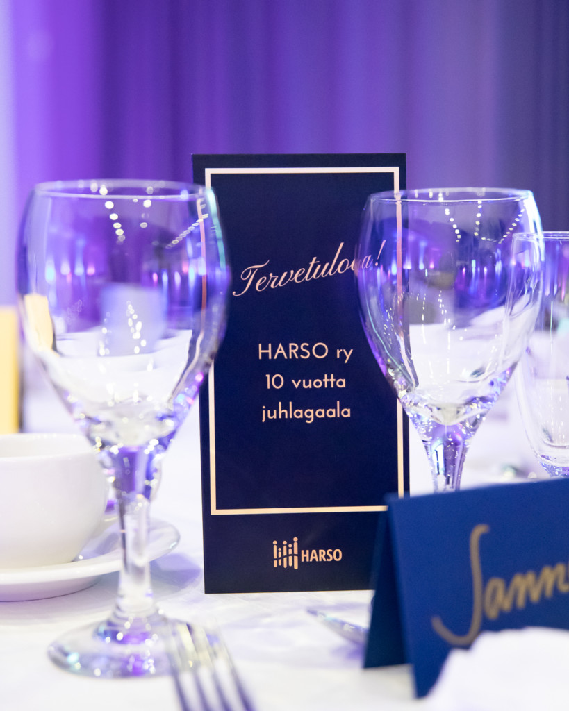 Illalliskattaus HARSO ry 10 vuotta juhlagaalassa hotelli Ilveksessä.