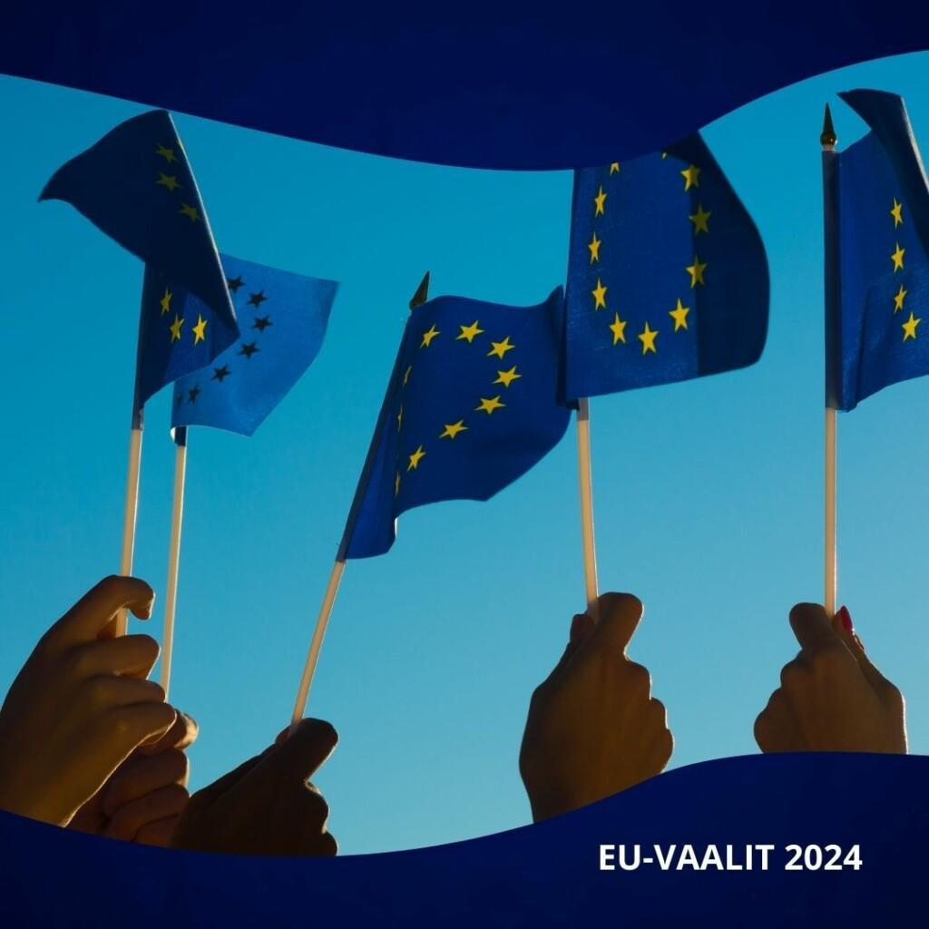 Kuvassa henkilöt pitelevät käsissään pieniä lippuja, joissa on Euroopan unionin logo eli sinistä taustaa vasten keltaisia tähtiä.