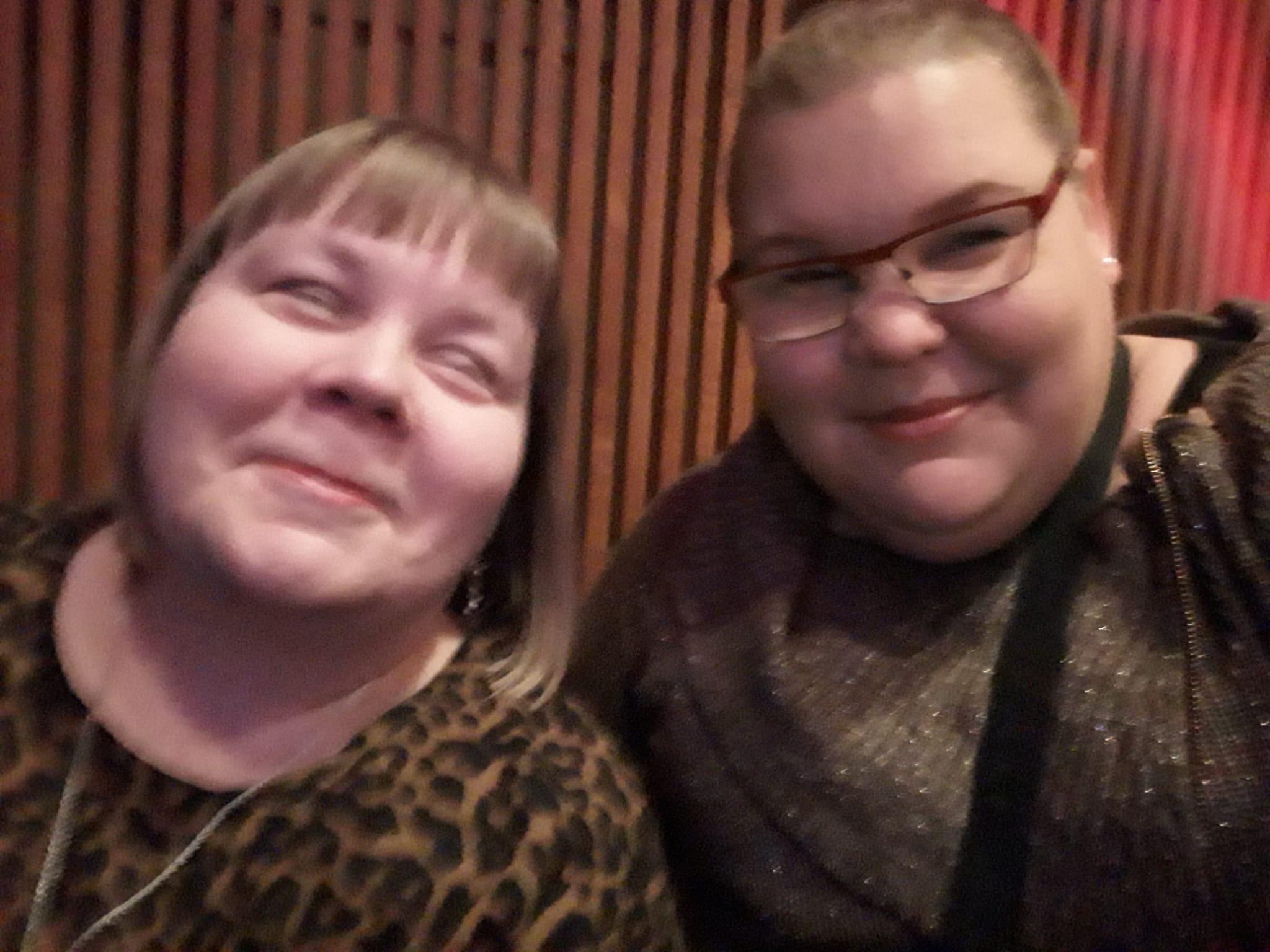 Meri Valtonen on kuvassa oikealla. Hän hymyilee ja hänellä on leopardikuvioinen paita. Hänen vieressään oikealla on Sini Ruusulaakso. Sinillä on silmälasit ja yllään ruskea paita.